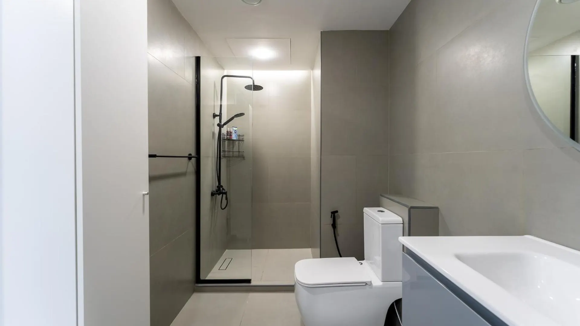 1 Bed, High Floor, 2 Minutes To Metro, Renovated Apartment Dubai