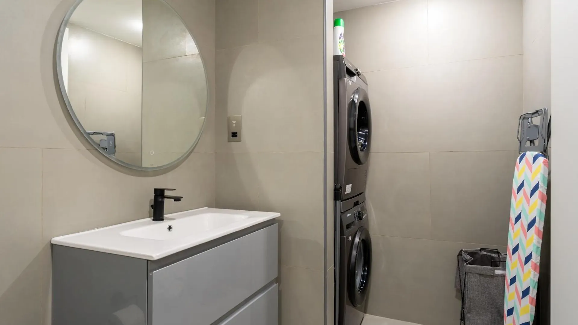 1 Bed, High Floor, 2 Minutes To Metro, Renovated Apartment Dubai United Arab Emirates